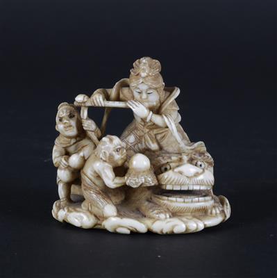 Netsuke bzw. kleines Okimono eines Flöte spielenden Tennin - Japanische Kunst