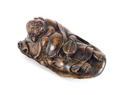 Netsuke des ruhenden Hotei mit Fächer auf großem Lotusblatt, - Starožitnosti