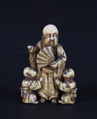 Netsuke eines Mannes mit Fächer und zwei karako, - Starožitnosti