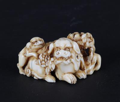 Netsuke eines shishi mit Jungem, - Antiquariato