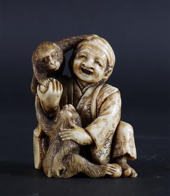 Netsuke oder kleines Okimono eines hockenden Mannes mit zwei Affen, Japan, Meiji Zeit - Starožitnosti