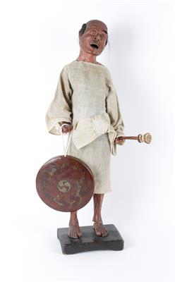 Figur eines Mannes mit Gong, - Antiques