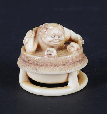 Netsuke eines oni mit zwei oni-Kindern in Badezuber, - Antiques