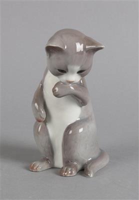 Katze Pfote schleckend, - Antiques