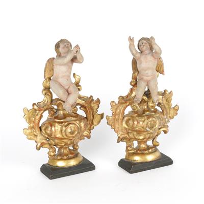 Paar kleine Engel auf Rokoko-Ornamenten, - Antiquariato