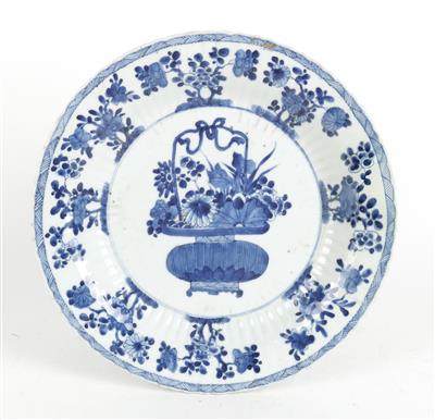 Blau-weißer Teller, China, Kangxi Periode, unterglasurblaue Artemisia Blatt-Marke im Doppelring, - Antiquitäten