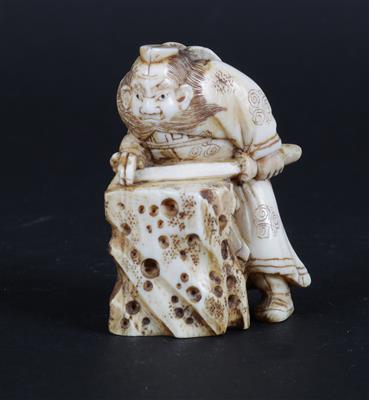 Netsuke eines Mannes mit Schwert, - Antiquariato