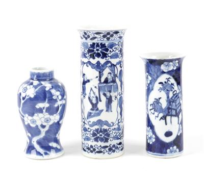 3 blau-weiße Vasen, - Antiques