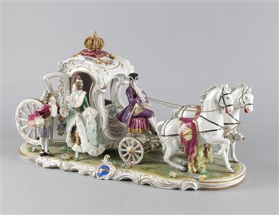 Kutsche mit Krone, 2 weißen Pferden, Kutscher, eleganter Dame und Diener, er hilft ihr aus dem Wagen, - Starožitnosti