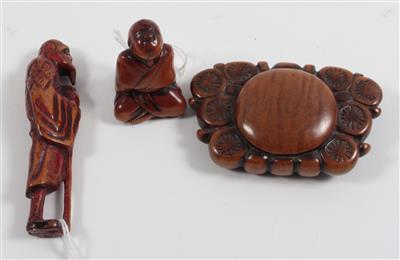 Drei Netsuke: Sennin, sitzender Mann, Pilzgruppe, - Antiques