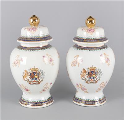 Paar balusterförmige Famille rose Deckelvasen mit Wappen, - Antiquitäten