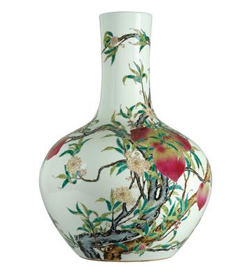 Große Famille rose Vase mit Dekor von "neun Pfirsichen", China, rote Siegelmarke Qianlong, 20. Jh. - Asiatica a Umění