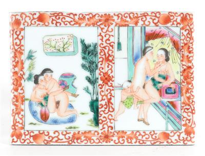 Famille rose Porzellanbild mit erotischen Darstellungen, - Antiquitäten