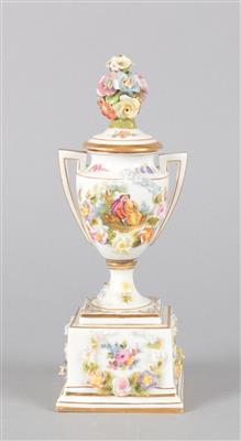 Sockelvase mit Deckel, - Summer auction Antiques