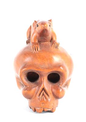 Netsuke eines Totenschädels mit Maus, - Letní aukce Starožitnosti