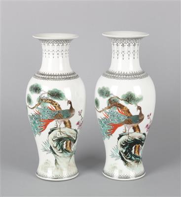 Zwei Famille rose Vasen, - Summer auction Antiques