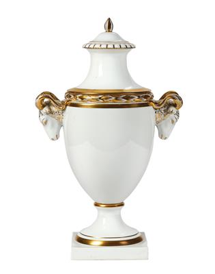 Elegante Vase mit Deckel, - Antiquitäten