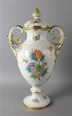 Vase mit Deckel und 2 Henkeln, - Antiquariato