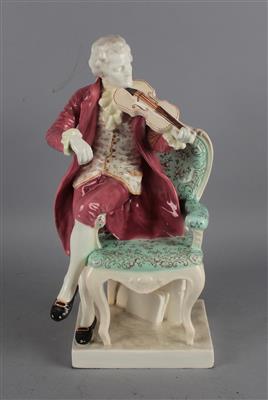 Mozart mit Geige, auf Sessellehne sitzend, - Glass, porcelain and ceramics
