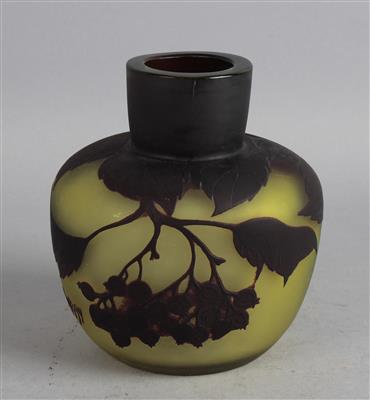 Vase mit Früchtedekor, - Antiquitäten