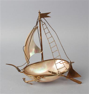 Taschenuhren- oder Schmuckständer in Form eines Schiffes, - Works of Art