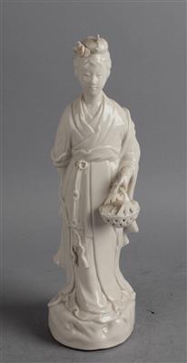 Blanc de Chine Figur einer Dame mit Korb, - Works of Art