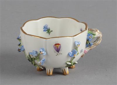 Tasse auf sechs Füßchen, - Antiquariato