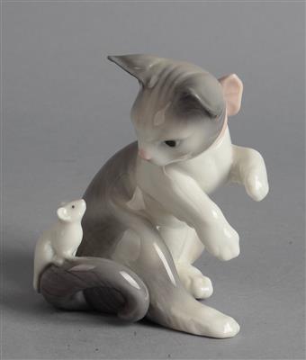 Sitzende Katze mit Maus, - Antiquitäten