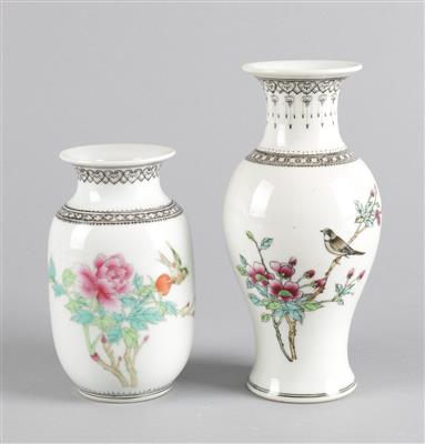 2 Famille rose Vasen, - Antiques