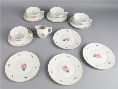 4 Teetassen mit Untertassen, 4 Brotteller Dm. 16,5 cm,, 1 Gießer, - Antiques
