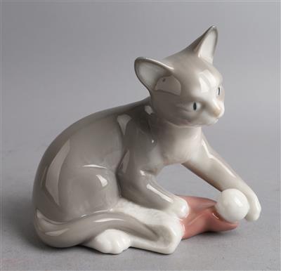 Katze mit Wollknäuel, - Antiquitäten