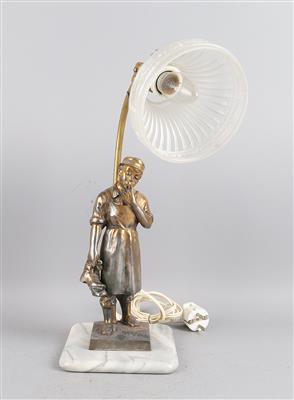 Tischlampe mit Figur eines rauchenden Schusterjungen, - Antiquariato