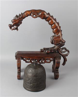 Gongständer in Form eines Drachen, Bronzeglocke, - Works of Art