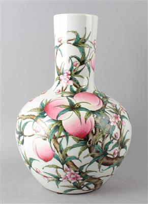 Famille rose "Nine Peaches" Vase, - Antiquariato