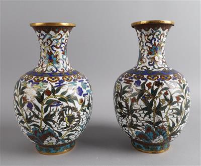 Paar Chloisonné Vasen, China, 19./20. Jh., - Antiquitäten