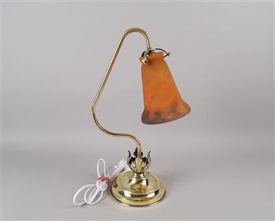 Französische Tischlampe mit orange farbenem Glasschirm, - Antiquariato