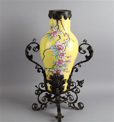 Vase in Metallhalterung, - Antiquitäten