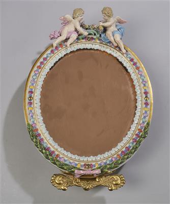 Ovaler Tischspiegel in Porzellanrahmen, Meißen, - Starožitnosti