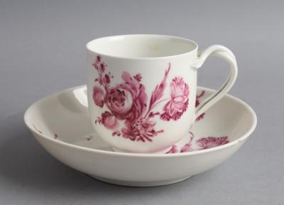 Tasse mit Untertasse und purpurnen Blumen, Kaiserliche Manufaktur Wien 1787, - Starožitnosti