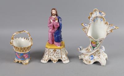 1 kl. Henkelkorb, 1 kleine Füllhorn-Vase, Christusfigur, - Antiquitäten