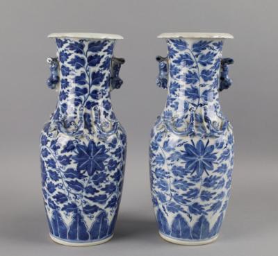 Paar blau-weiße Vasen, Vierzeichen Marke Xuande, um 1900, - Antiquitäten