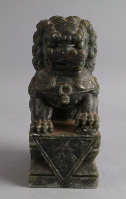 Buddhistischer Löwe auf Sockel, - Starožitnosti