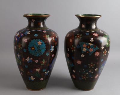 Paar Cloisonné Vasen, Japan, Meiji/Taisho Periode, - Works of Art