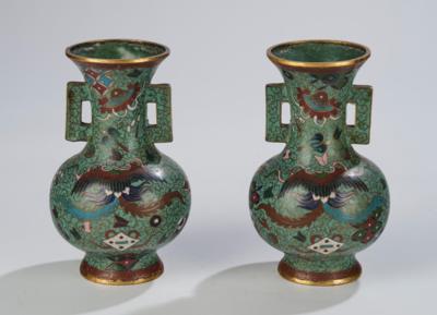Paar Cloisonné Henkelvasen, Japan um 1900, - Antiquitäten