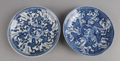 2 blau-weiße Schälchen oder Untertassen, China, Kangxi Periode, Symbolmarke im Doppelring, - Antiquitäten