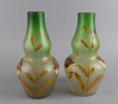 Paar Vasen mit Floraldekor in farbiger und goldfarbener Emaillemalerei - Antiquitäten
