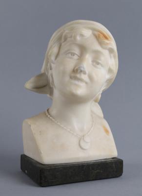 Büste eines lächelnden Mädchens mit Kette und Ohrringen, Anfang 20. Jh., - Works of Art