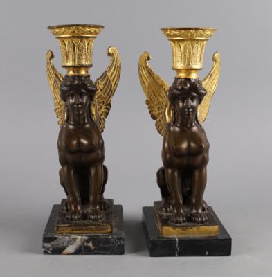 Paar Kerzenleuchter in Form einer Sphinx, - Antiquariato