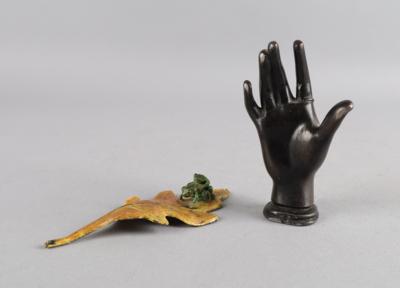 Blatt mit zwei Fröschen aus Bronze, in der Art F. X. Bergmann, Wien und Briefbeschwerer bzw. Petschaft in Form einer Hand - Antiquitäten