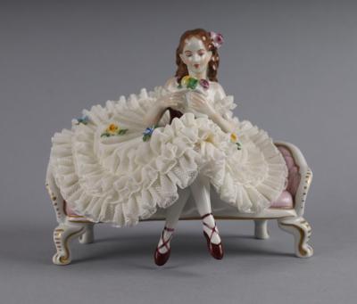 Sitzende Ballerina mit Blumenstrauß, - Antiquitäten
